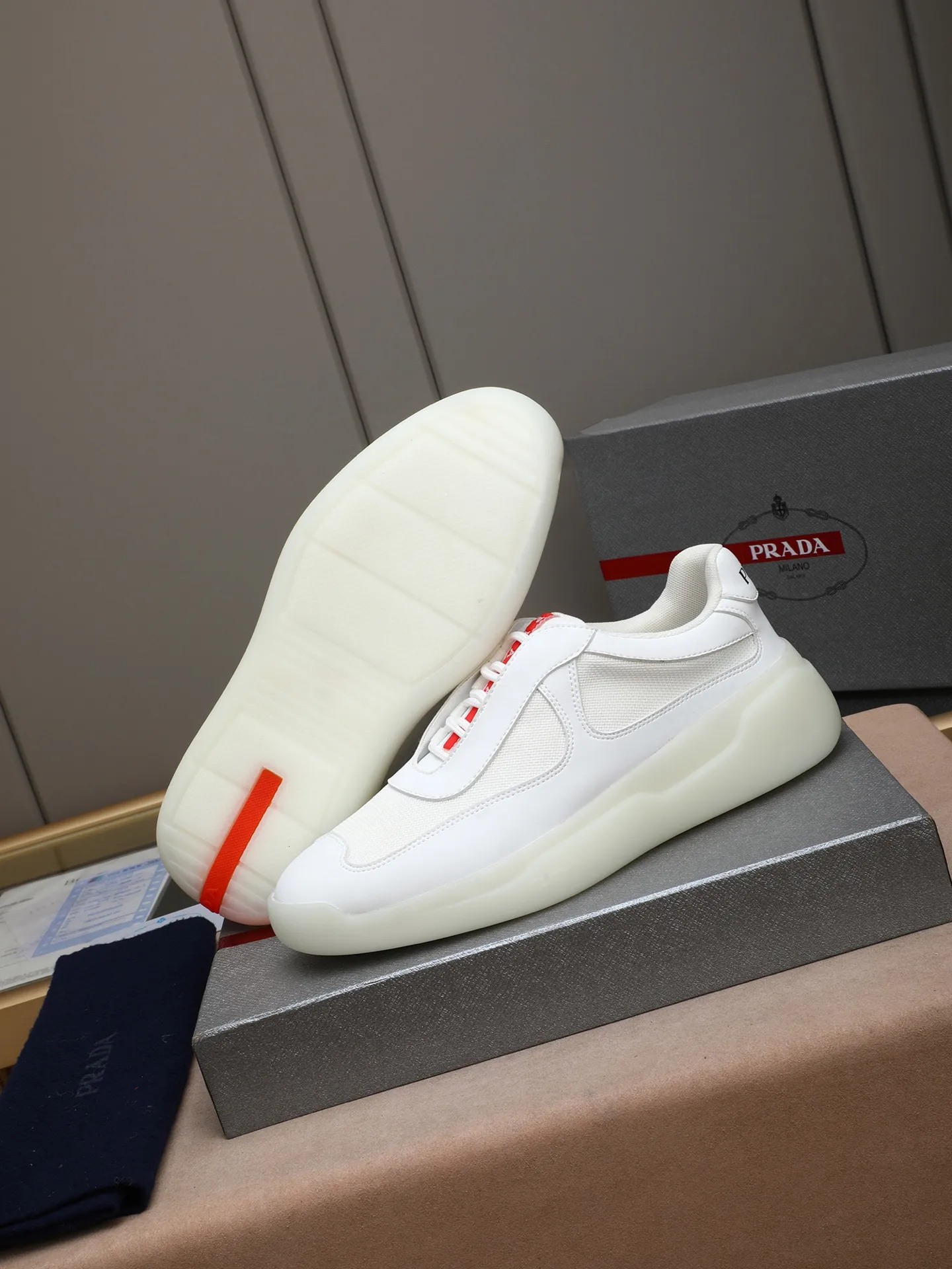 Men's shoes💰420 Prada/Prada sneakers👟! Low-top lace-up sports shoes, fashionable and elegant style. Made of top-layer cowhide leather spliced ​​with breathable mesh. Soft, comfortable and breathable. Logo lettering on the tongue. Finely crafted details. Lightweight foam sole, fashionable and versatile‼ ️size: 38-44 (45 customized